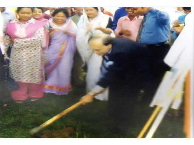 <h3 style='color:#FFF'>Hon'ble Chairman in the Foundation Laying Ceremony of Zohan Z. Choudhury Boys Hostel - 2007</h3>
				Hon'ble Chairman in the Foundation Laying Ceremony of Zohan Z. Choudhury Boys Hostel - 2007